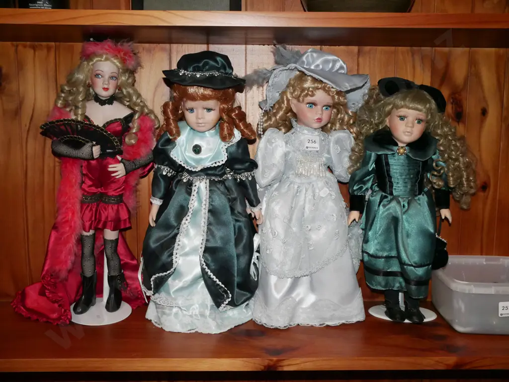 4x porcelain display dolls Image 1++