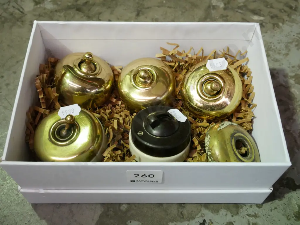 4x brass light switches, 1 other light switches Image 1++