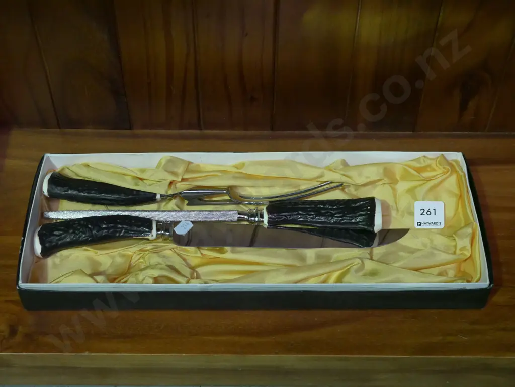 cased carver set Image 1++