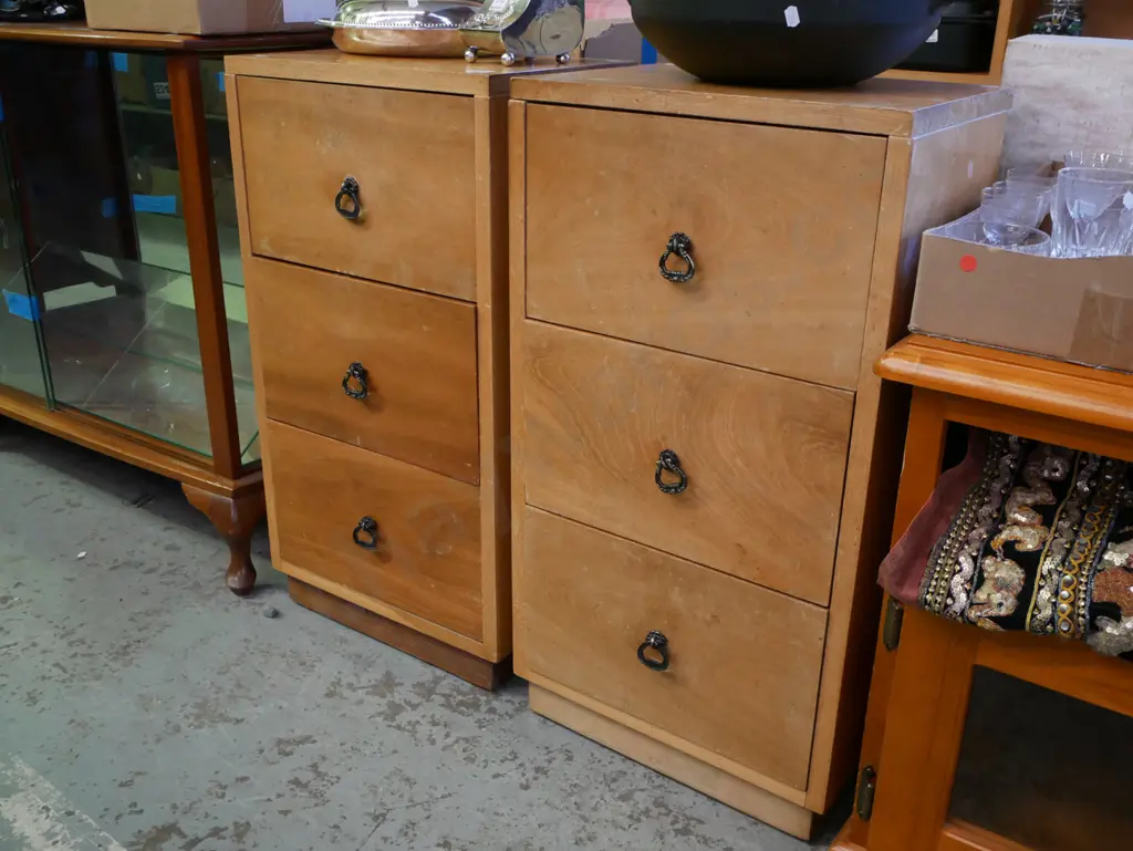 pair of matching oak 3 drawer chests - varnish needs atention H-800 W-4330 D-300 Image 1++
