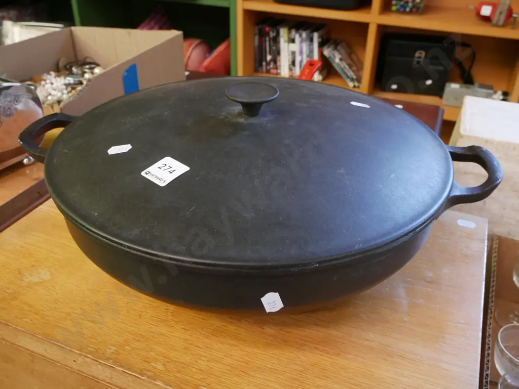 cast iron lidded wok Image 1++