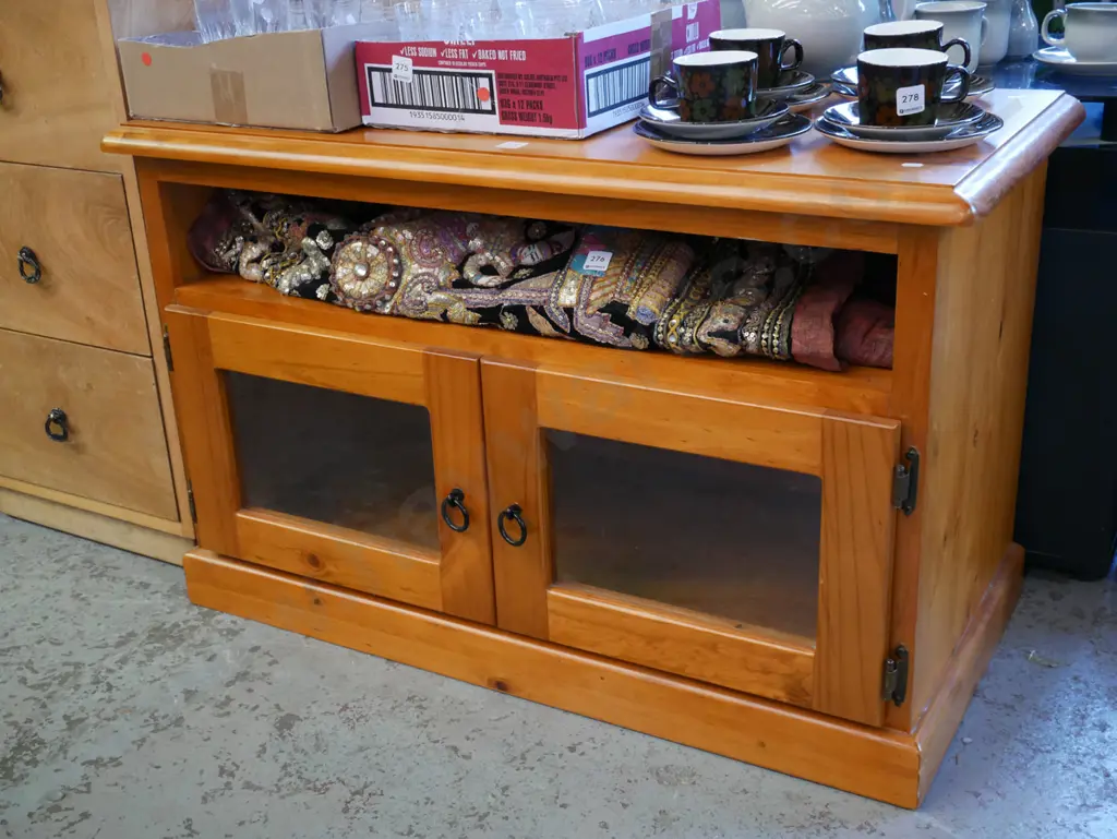 solid pine entertainment cabinet H-620 W-980 D-470 Image 1++
