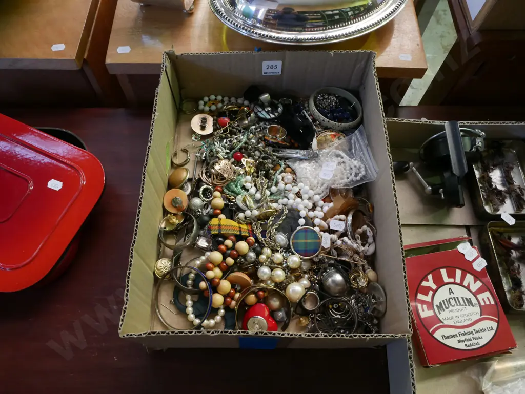 box of costume jewellery Image 1++