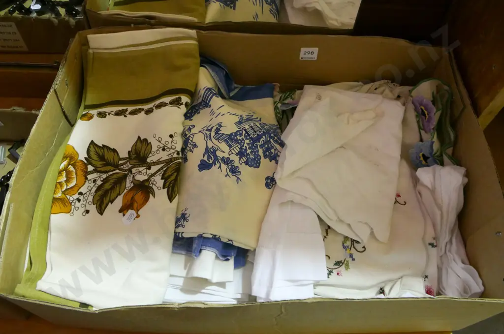 box; hand worked linen, tablecloths etc Image 1++