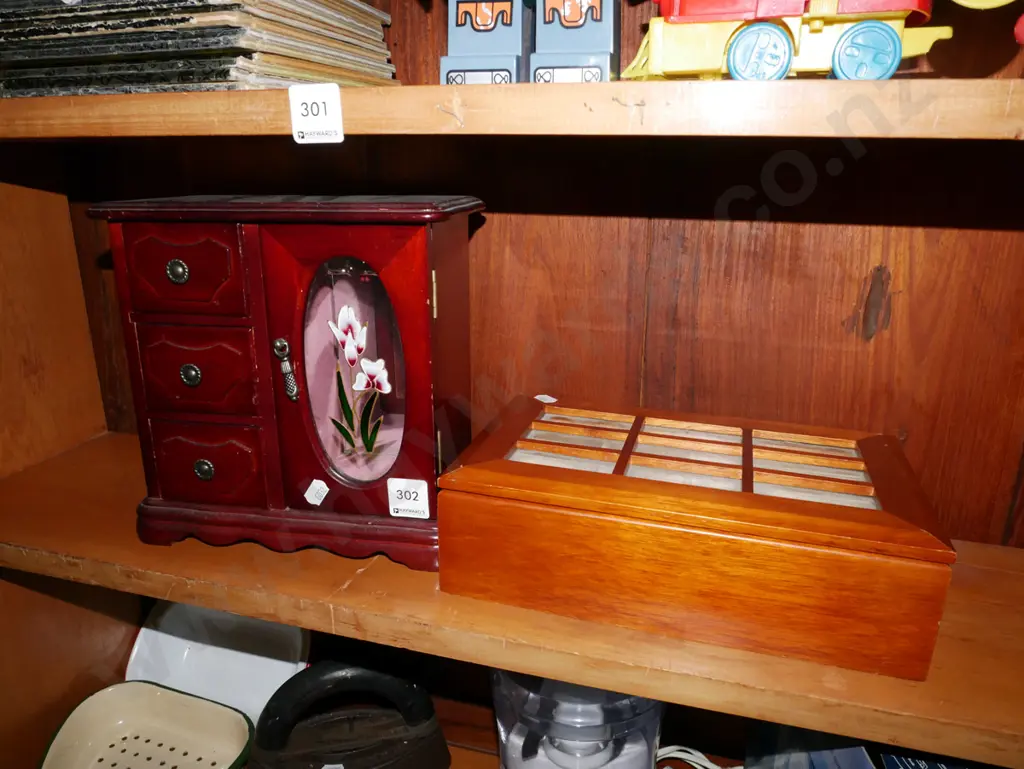 small jewellery cabinet and box H-220  Image 1++