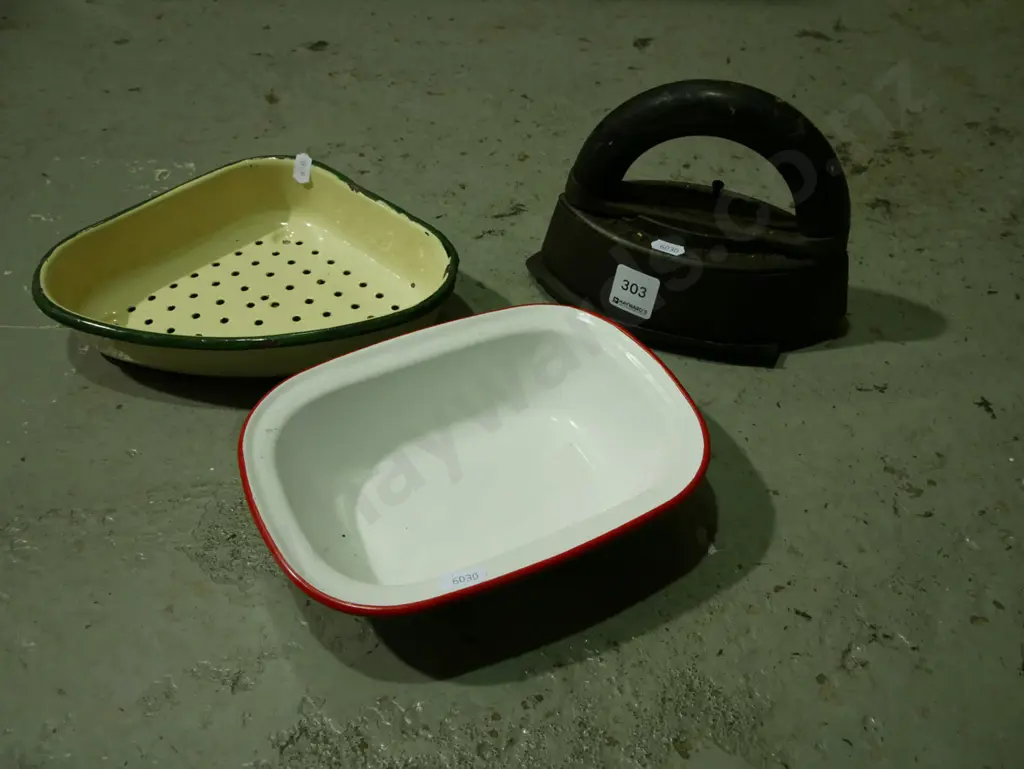 sad iron, enamel bowl, strainer Image 1++