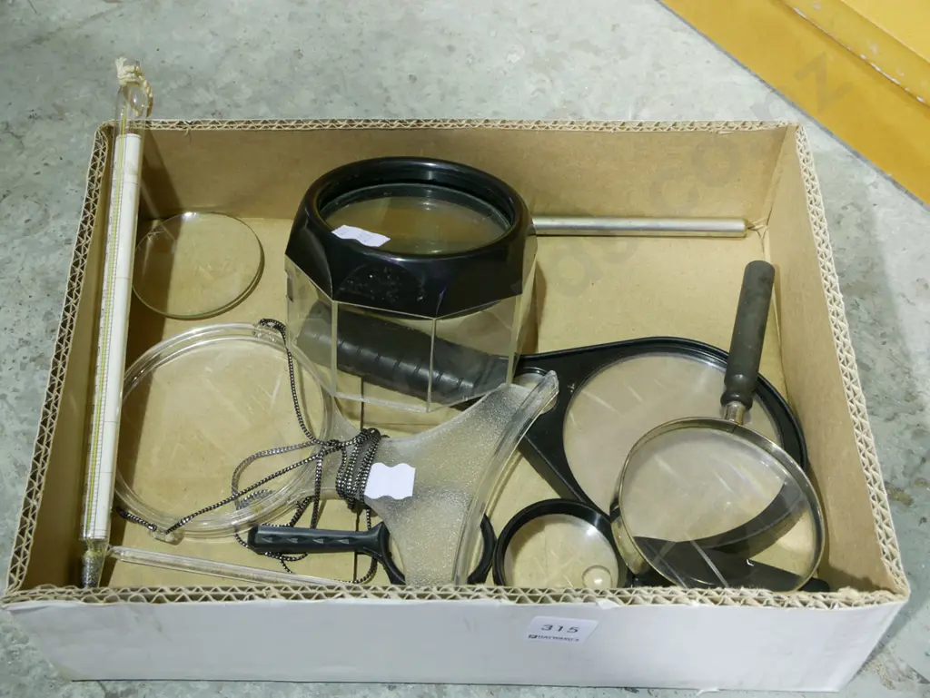 box; thermometers, magnifying glasses Image 1++