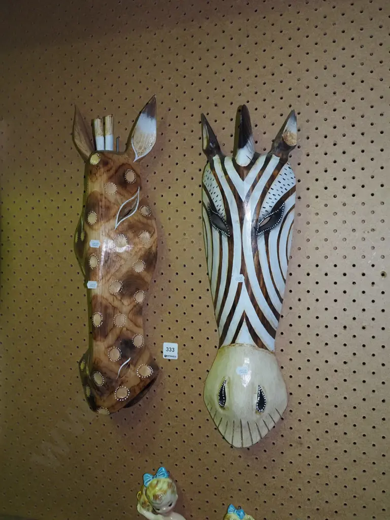 2x carved wooden masks  Image 1++