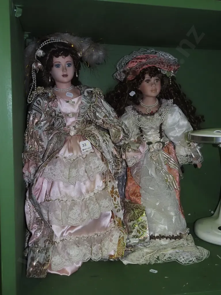 2x porcelain display dolls H-520 Image 1++