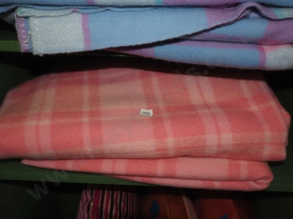 2x pink moth resistant woollen blankets Image 1++