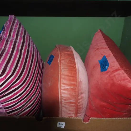 3x cushions