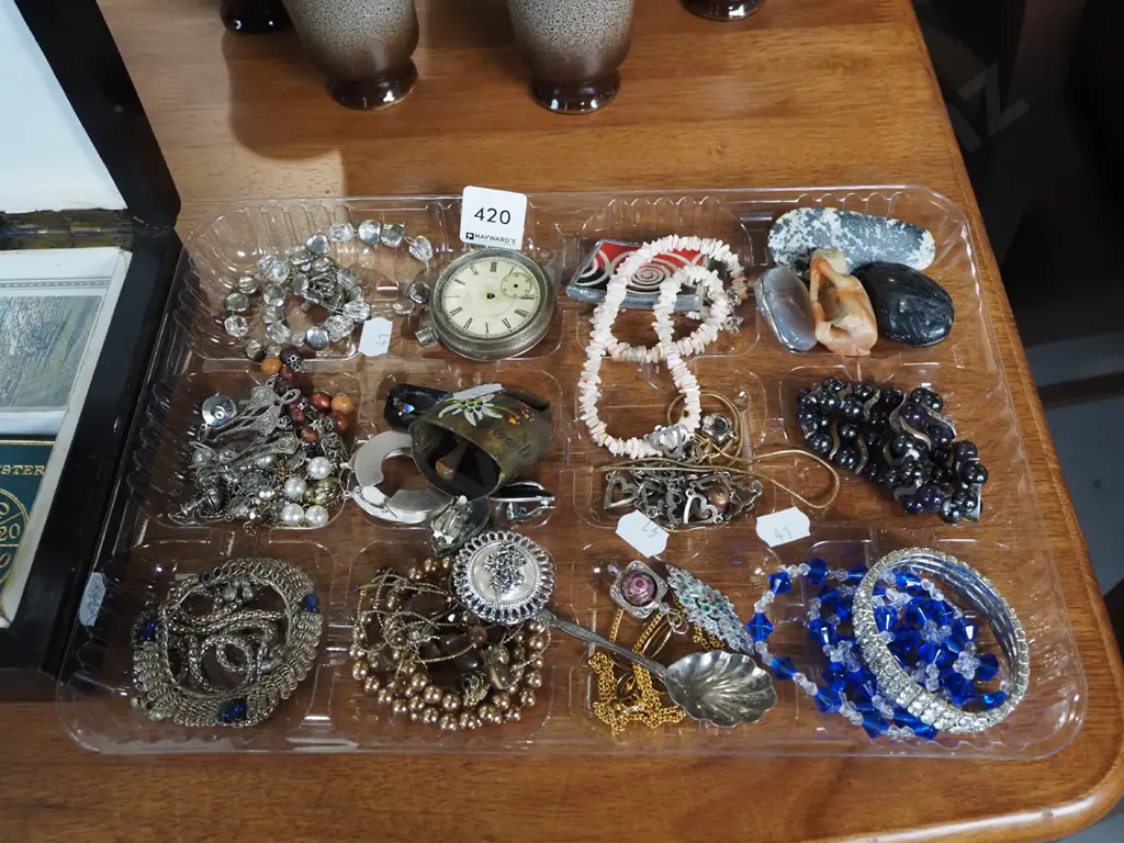 costume jewellery Image 1++