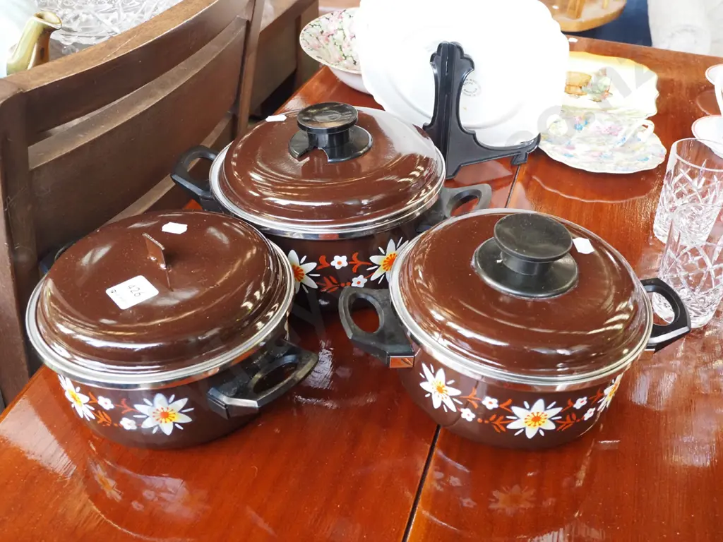 3x retro enamel lidded pots, 1 lid missing handle Image 1++