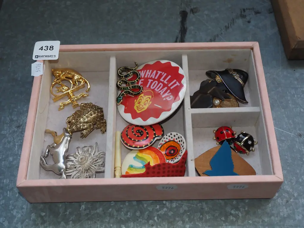 box; badges, brooches Image 1++