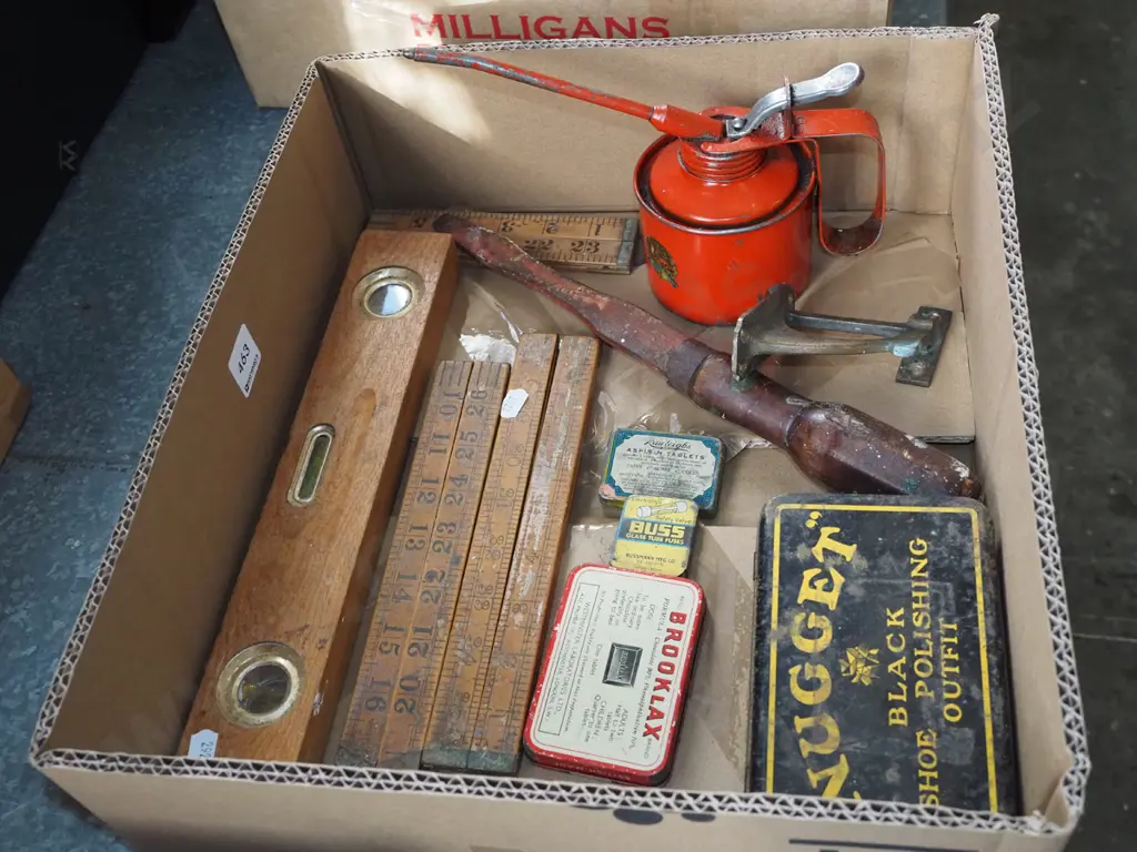 box; builder's rules, oiler, screwdriver etc Image 1++