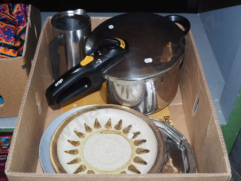 box; pressure cooker, water jug, tray etc Image 1++