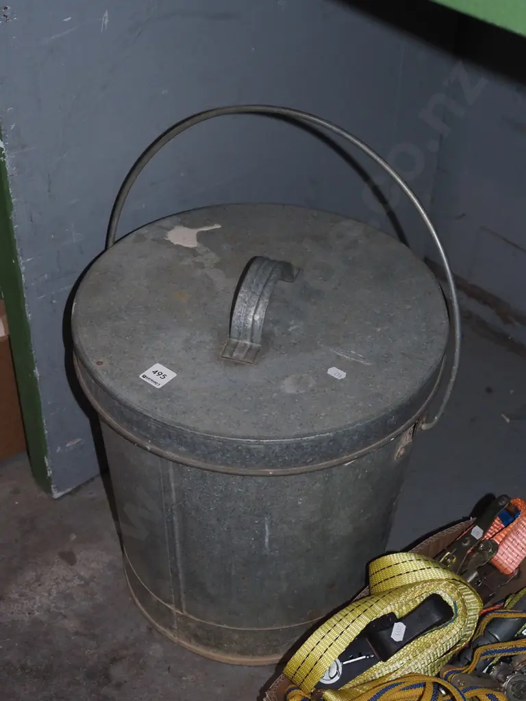 lidded ashcan Image 1++