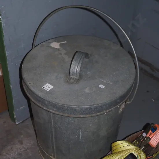 lidded ashcan