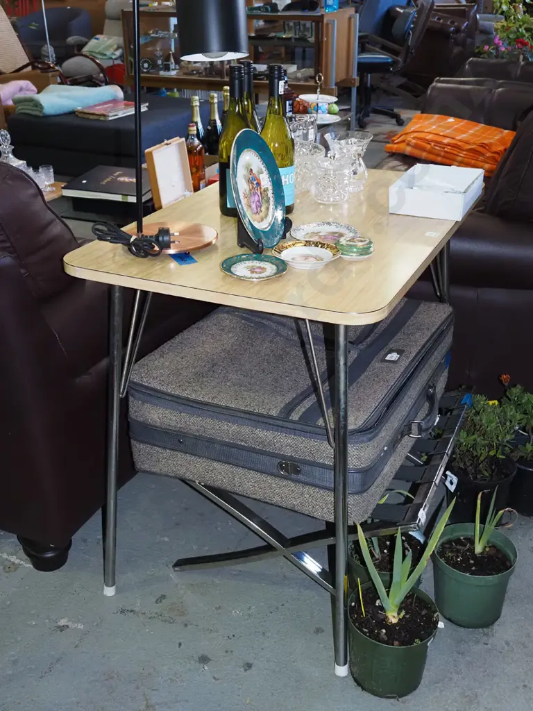 small chrome based and formica top kitchen table H-765 W-915 D-600 Image 1++