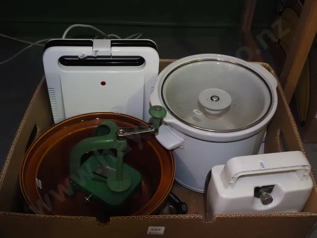 box; small slow cooker, toastie pie machine etc Image 1++