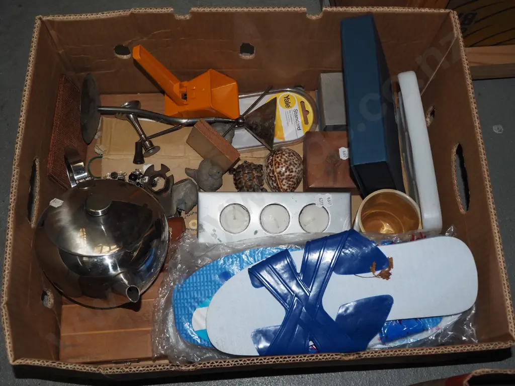 box; teapot, wallet, seashells, tea candles etc Image 1++