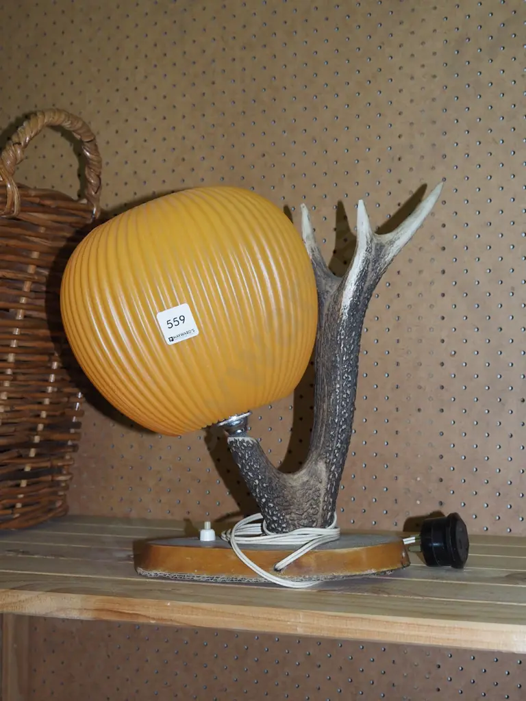 mid century antler themed table lamp Image 1++