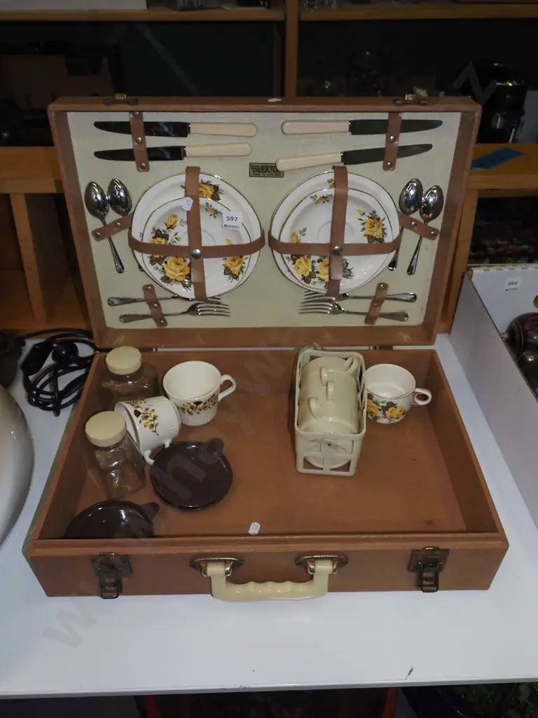 Brexton vintage picnic hamper and contents Image 1++