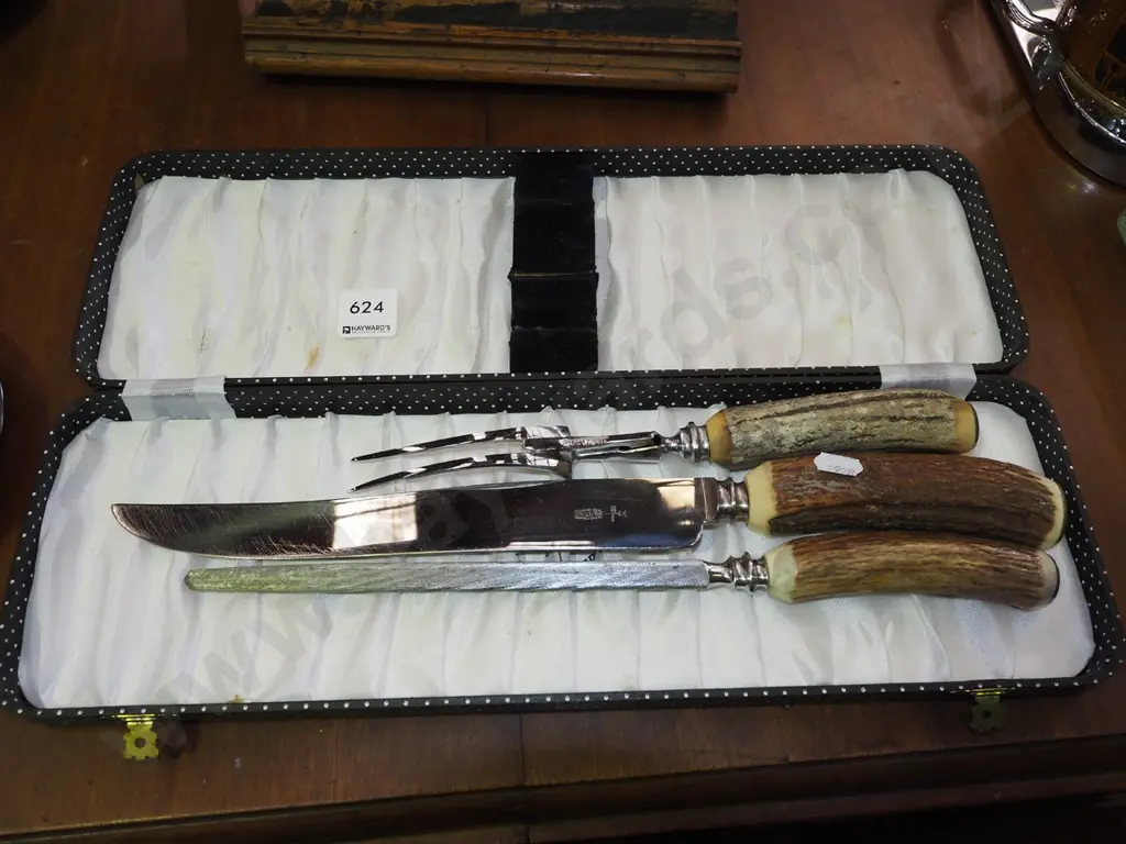 cased carver set Image 1++