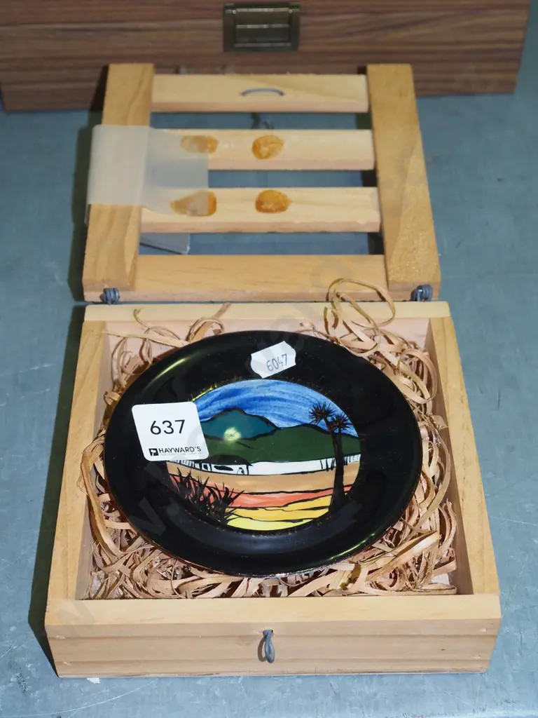 Helen Keen hand painted pin dish in presentation box Image 1++