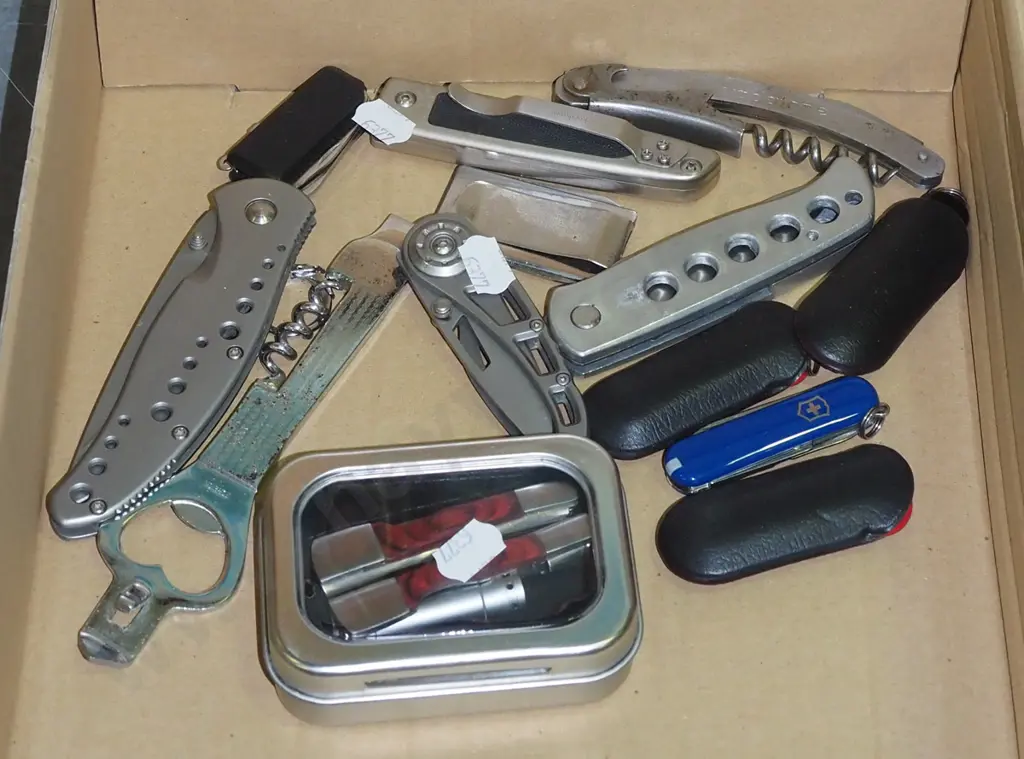 box of pocket knives  Image 1++