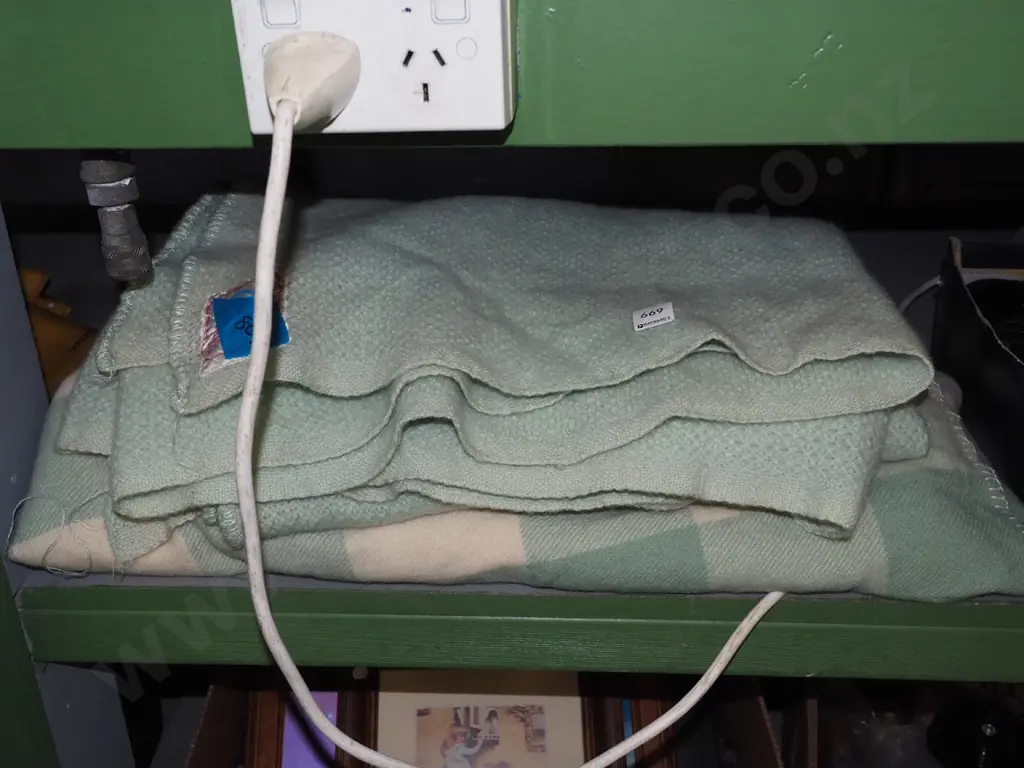 2x woollen blankets Image 1++