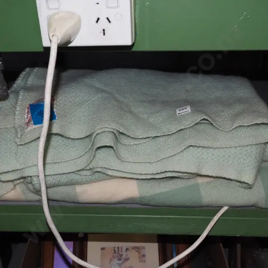 2x woollen blankets