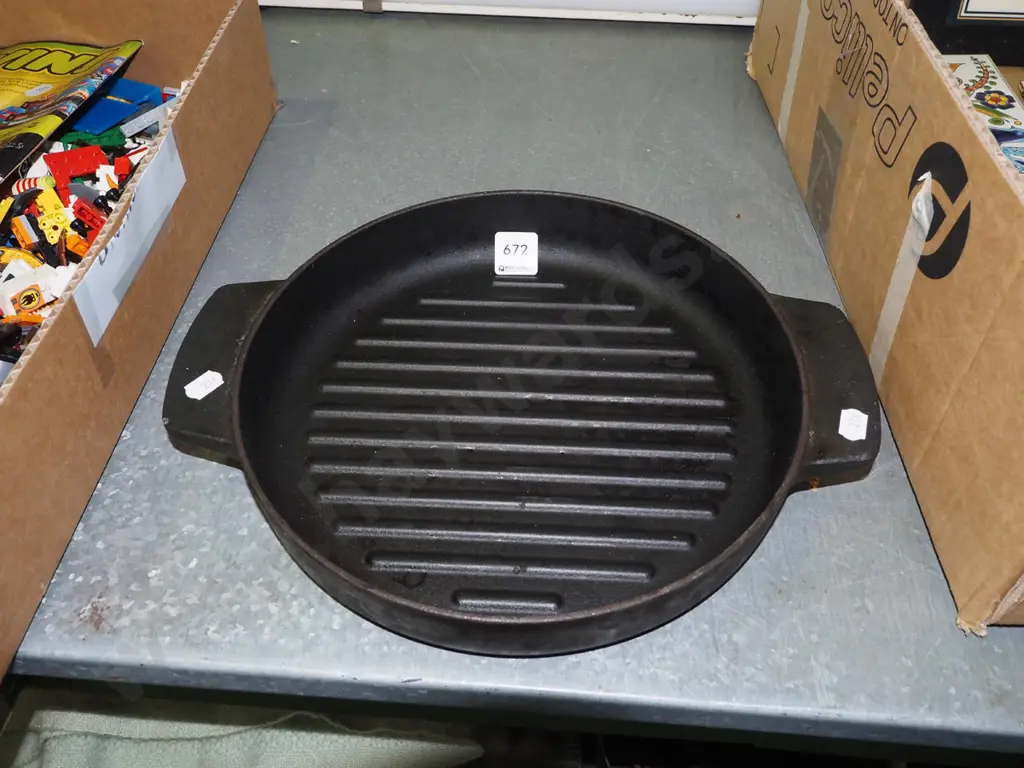 cast iron skillet Image 1++