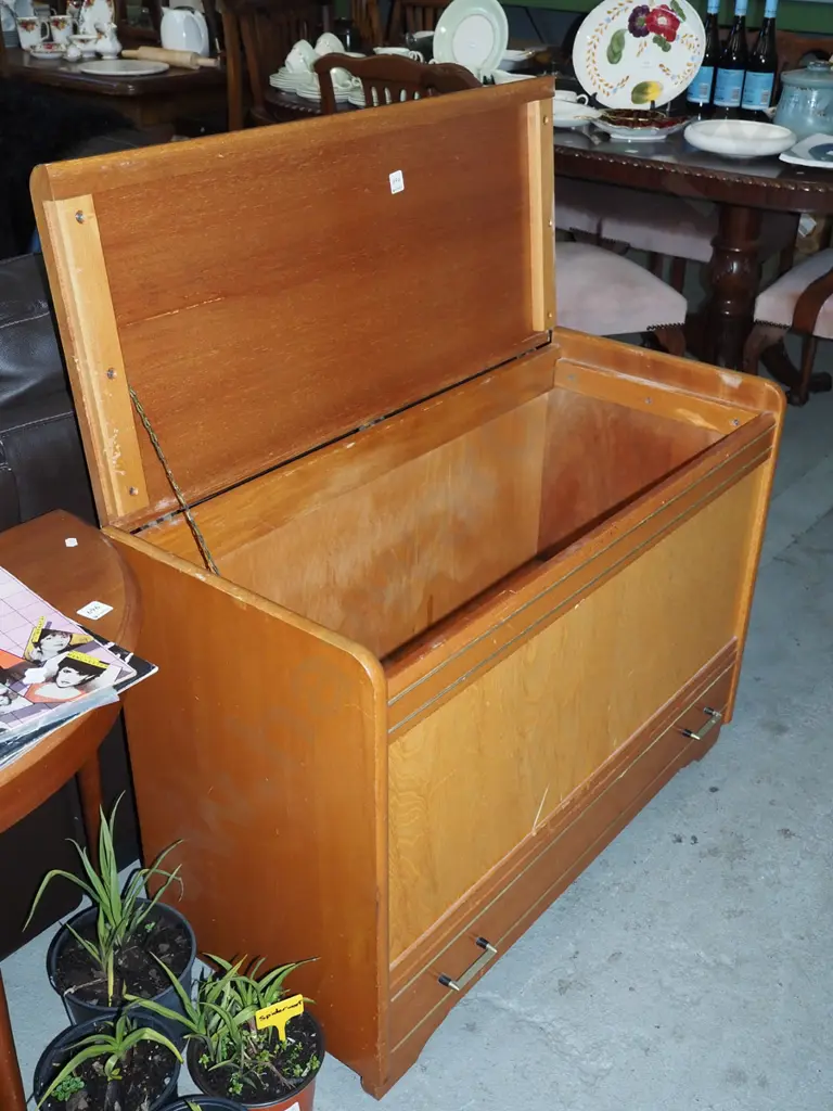 solid oak blanket box with lower drawer H-660 W-930 D-400 Image 1++