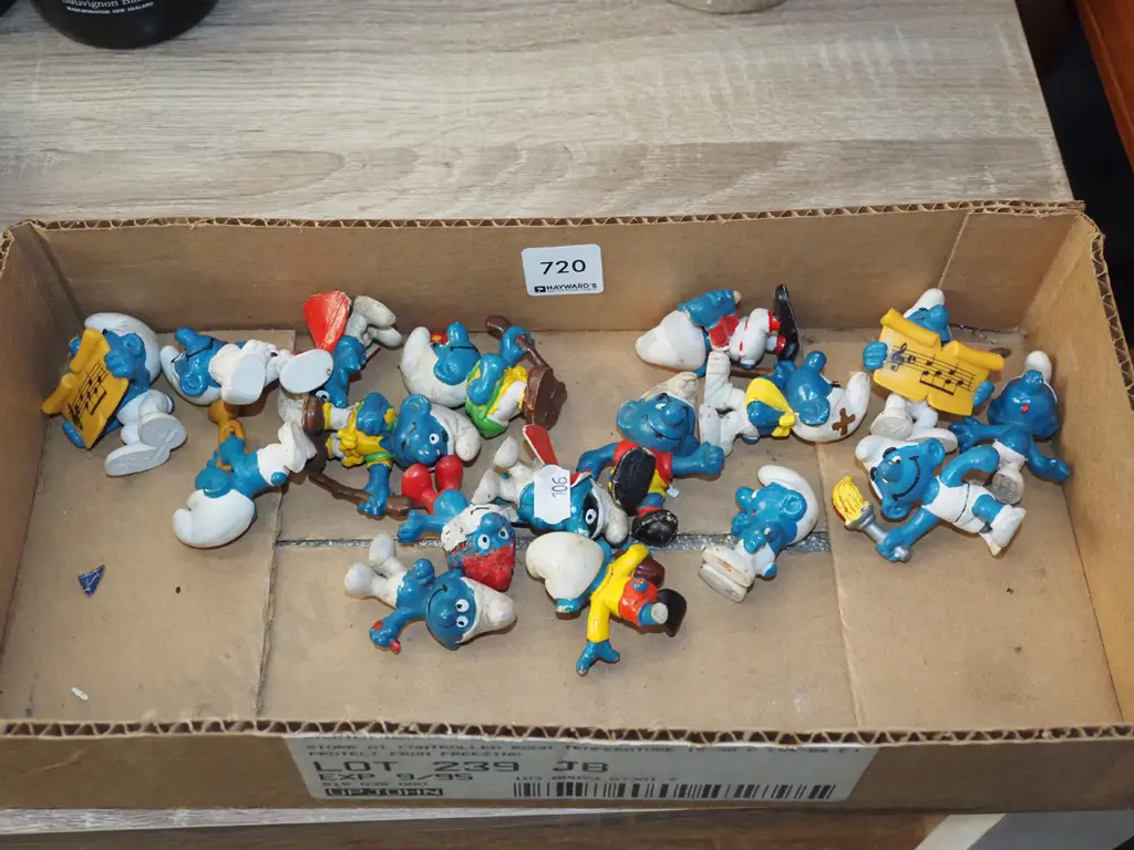box of smurfs Image 1++