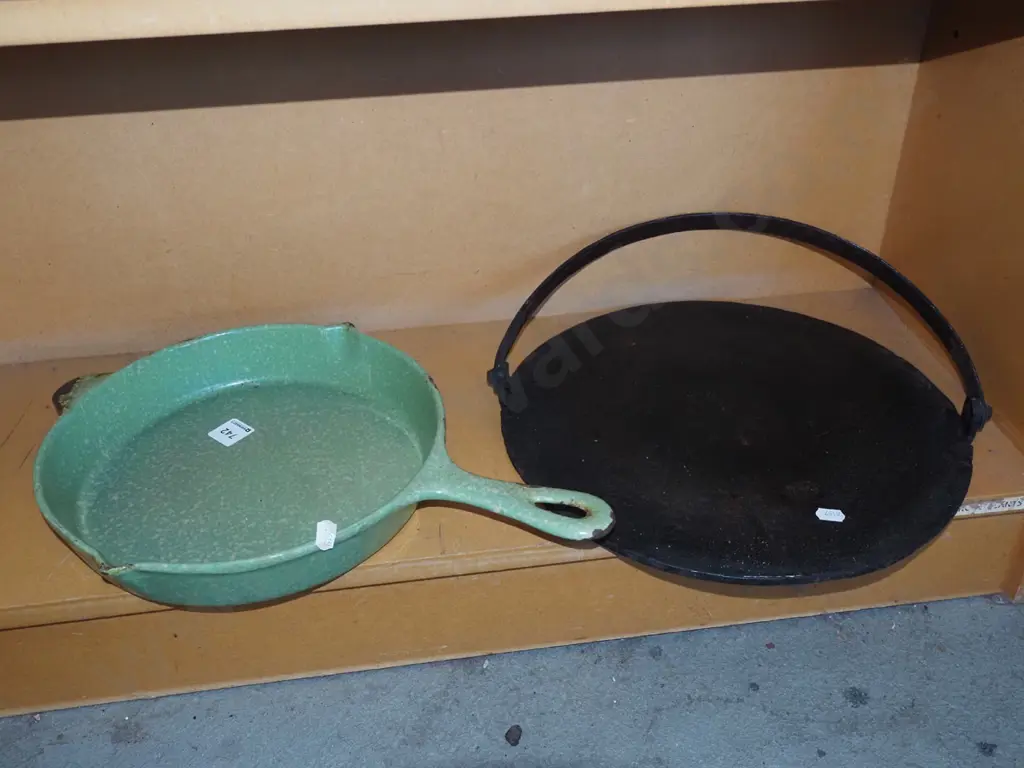 green speckled frying pan, cast iron skillet Image 1++