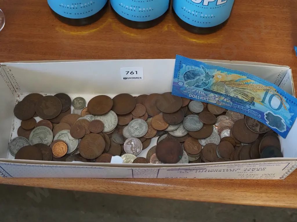 box; bank notes, coins Image 1++