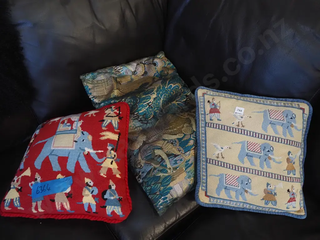 3x cushions Image 1++