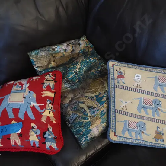 3x cushions