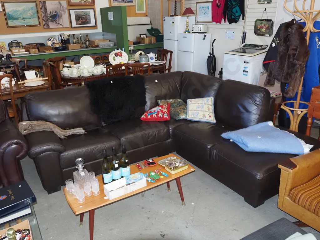 brown leather corner lounge suite H-750 W-2300 D-2100 Image 1++
