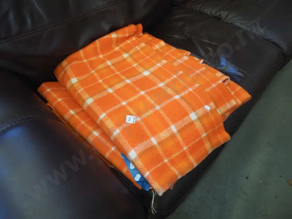 2x orange woollen blankets Image 1++