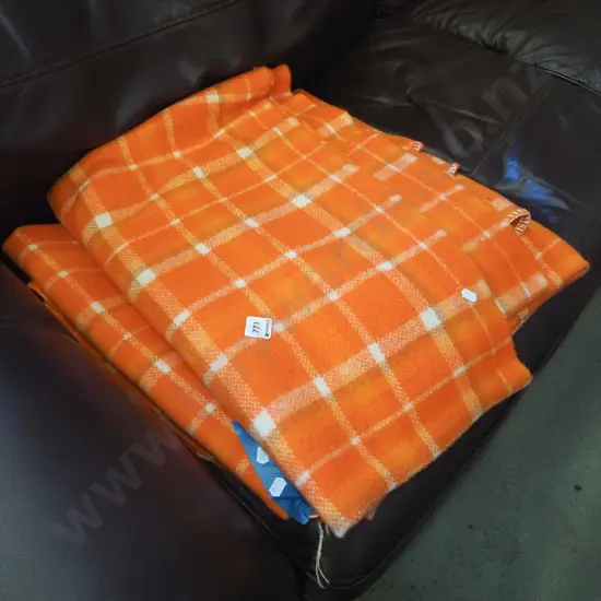 2x orange woollen blankets
