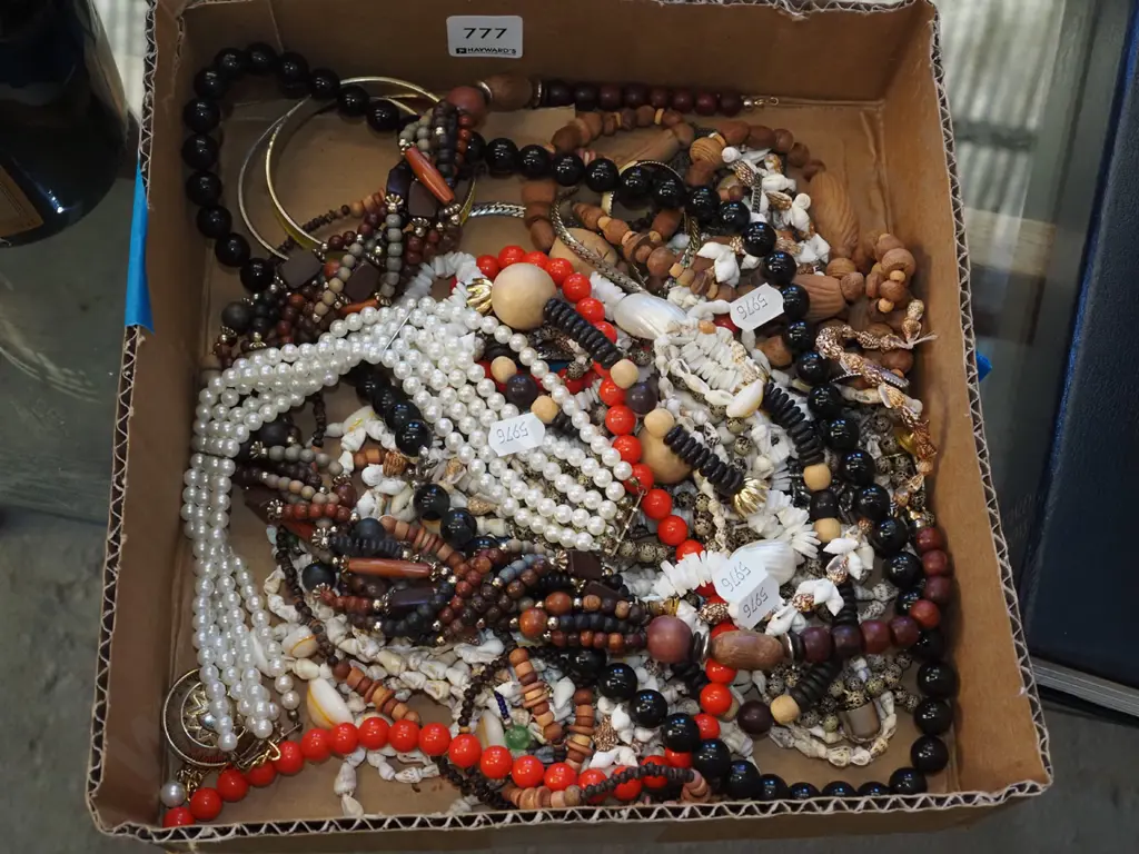 box of costume jewellery Image 1++