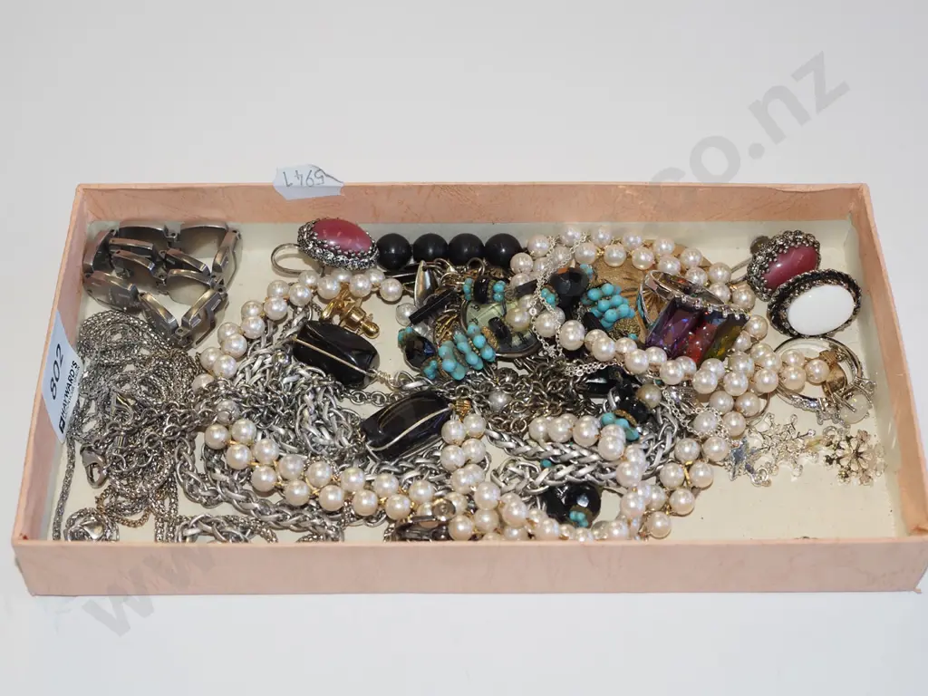 tray of costume jewellery Image 1++