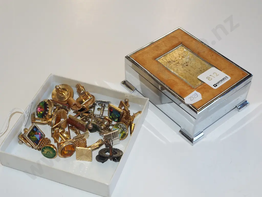 trinket box and tray of cuff links Image 1++