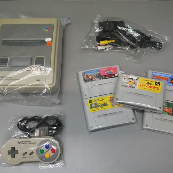 Nintendo Super Famicom: console, power supply, one controller, 5x cartridges