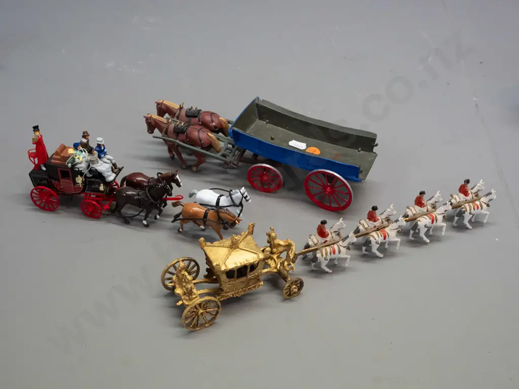 cast metal horse and carriage - Matchbox Models of Yesteryear passenger coach & horses, a golden 1953 Image 1++