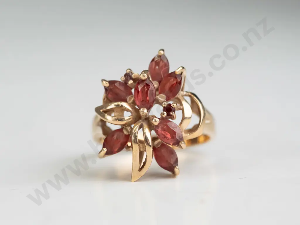 9ct gold marquis cluster garnet ring 4.6gms Image 1++