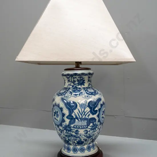 Chinese blue & white porcelain table lamp with circular wooden base and fitting cap with 4-sided shade - some tape or