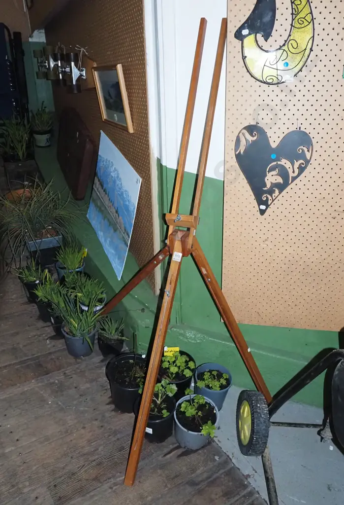 artist's easel Image 1++